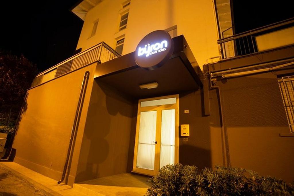 Hotel Byron Solo Per Giovani Riccione Kültér fotó