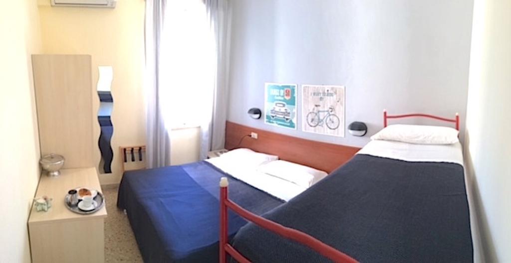 Hotel Byron Solo Per Giovani Riccione Kültér fotó