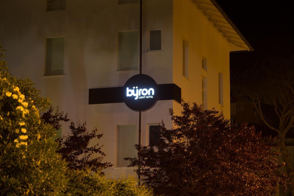 Hotel Byron Solo Per Giovani Riccione Kültér fotó