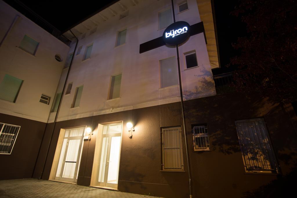Hotel Byron Solo Per Giovani Riccione Kültér fotó