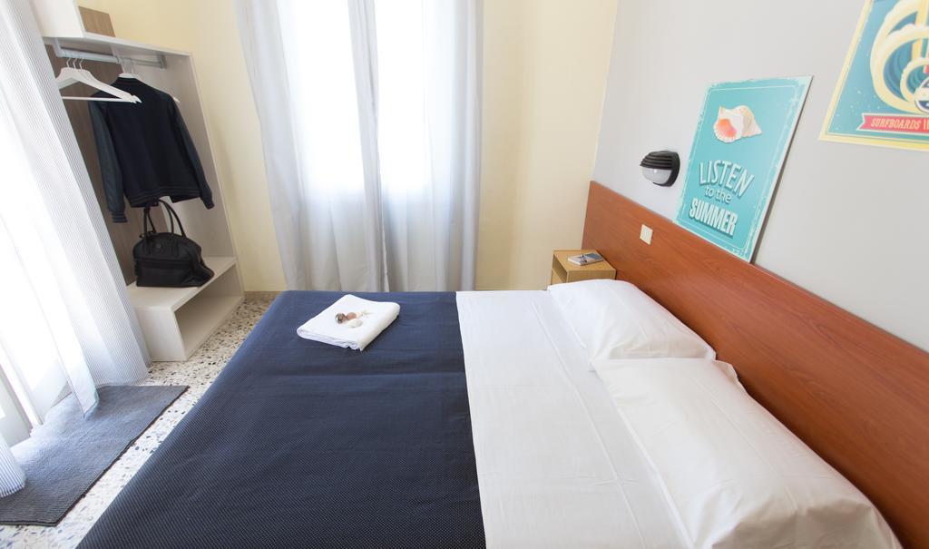 Hotel Byron Solo Per Giovani Riccione Szoba fotó