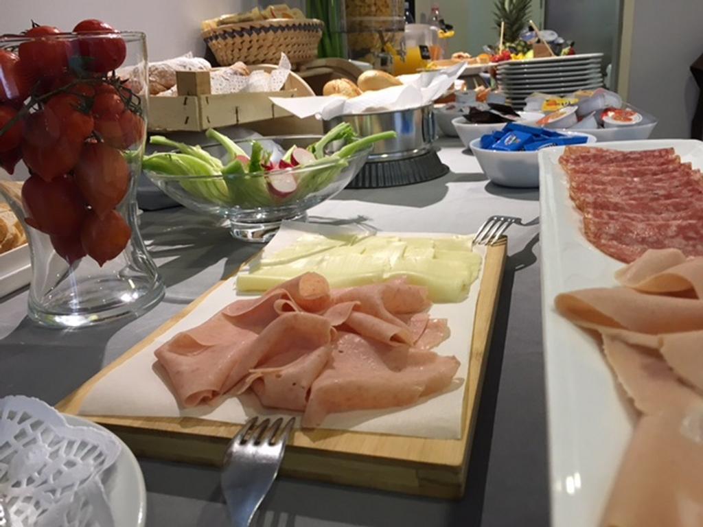 Hotel Byron Solo Per Giovani Riccione Kültér fotó