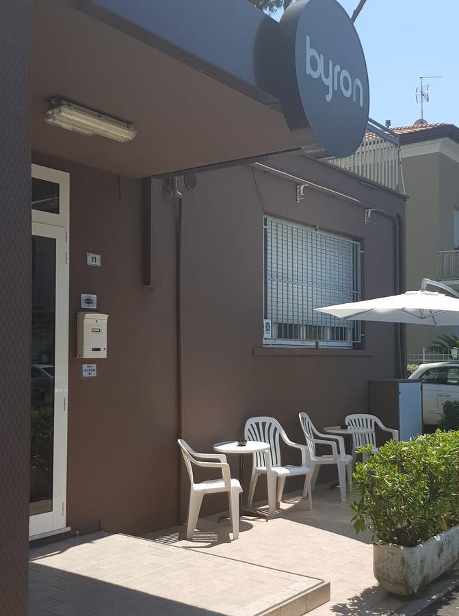 Hotel Byron Solo Per Giovani Riccione Kültér fotó